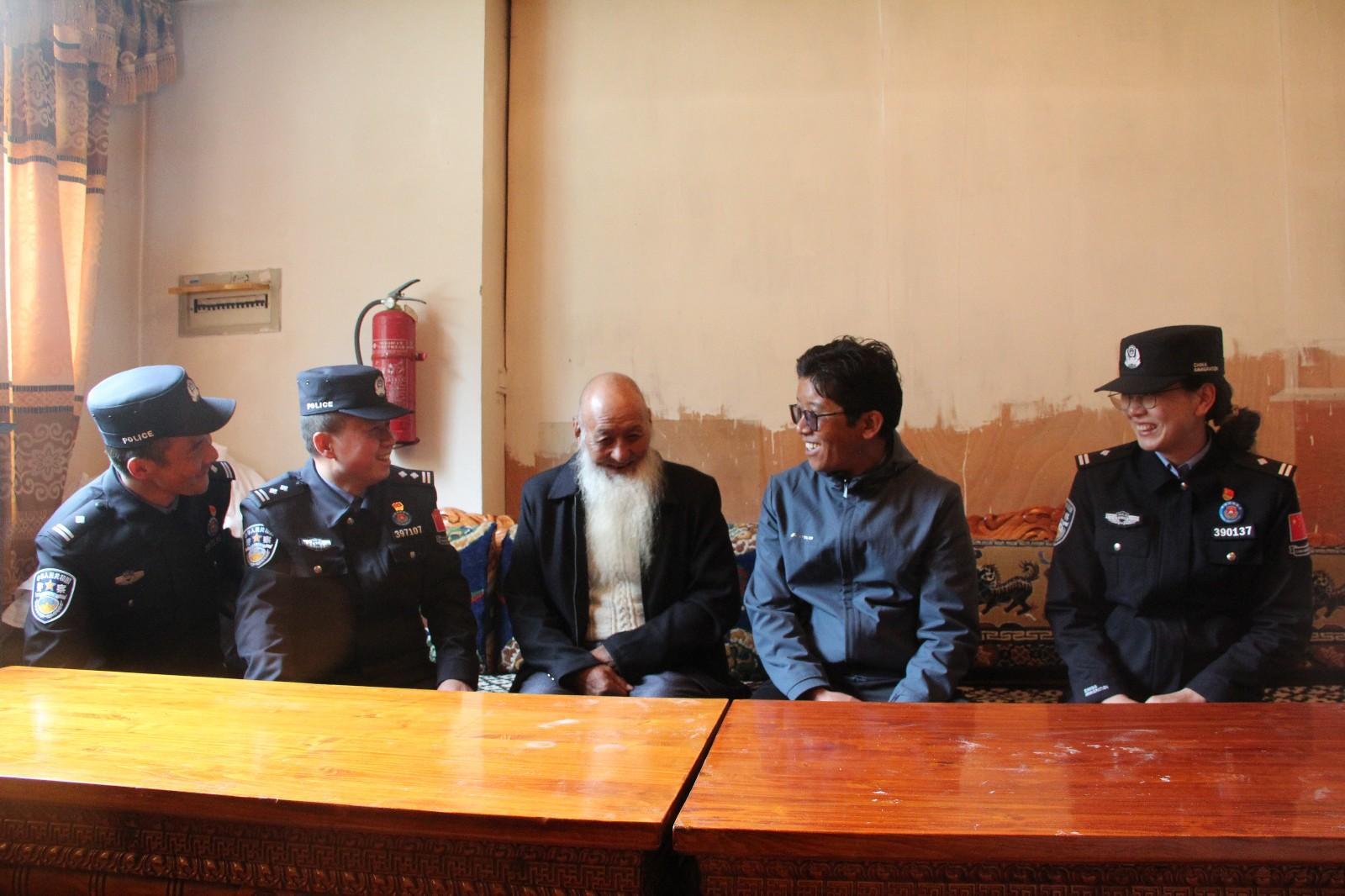 圖為民警聆聽老黨員講故事。郭賽賽攝.JPG