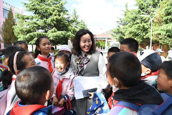 圖為湖南援藏教師與市三小學(xué)生互動。王志偉攝_副本.jpg