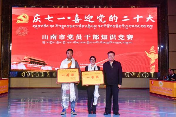 圖為自治區(qū)人大常委會(huì)副主任、市委書記許成倉為一等獎(jiǎng)獲得者頒獎(jiǎng)_副本.jpg