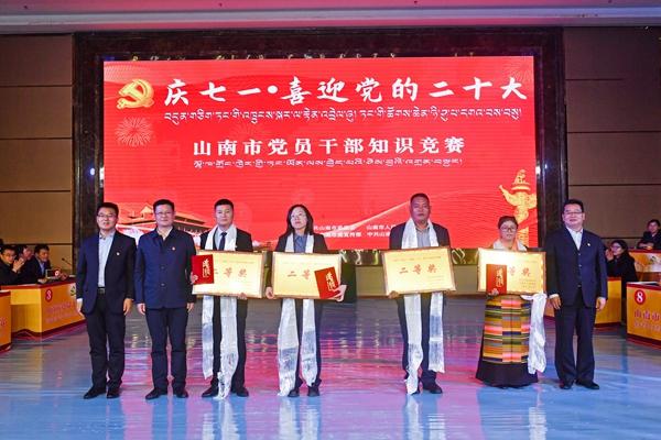 圖為二等獎(jiǎng)?lì)C獎(jiǎng)現(xiàn)場(chǎng)_副本.jpg